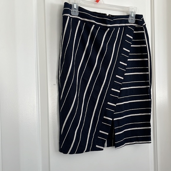 Loft navy weaved pencil skirt size 8 - Picture 2 of 3